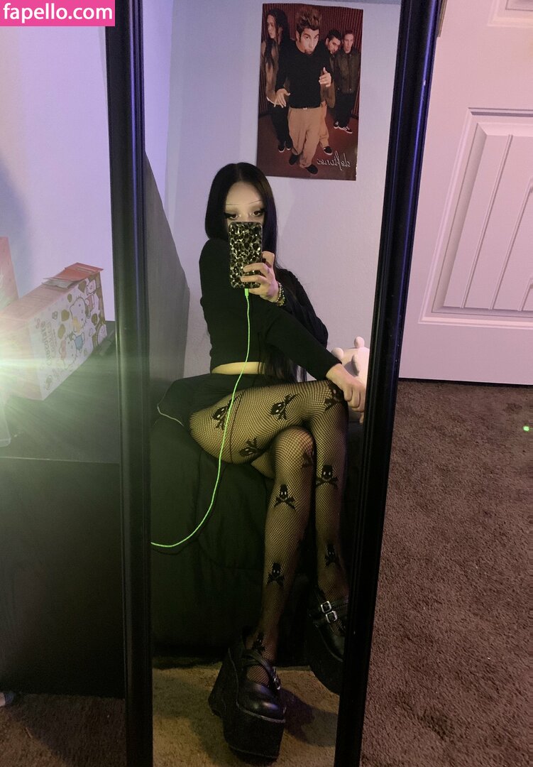 glistenlovve / lesglisten111 / love_ramayrat Nude Leaked OnlyFans Photo #1