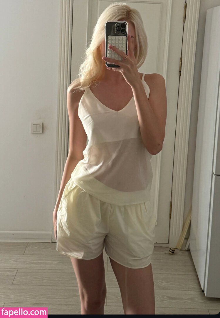 llameeella / llameella Nude Leaked  Photo #1