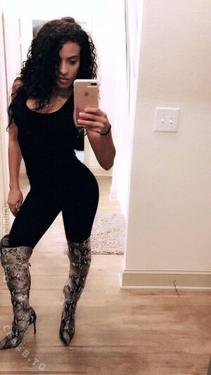 Stephanie Vaquer #380